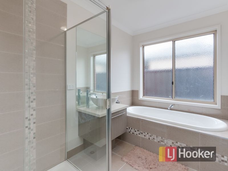 33 Falabela Road, Clyde North VIC 3978