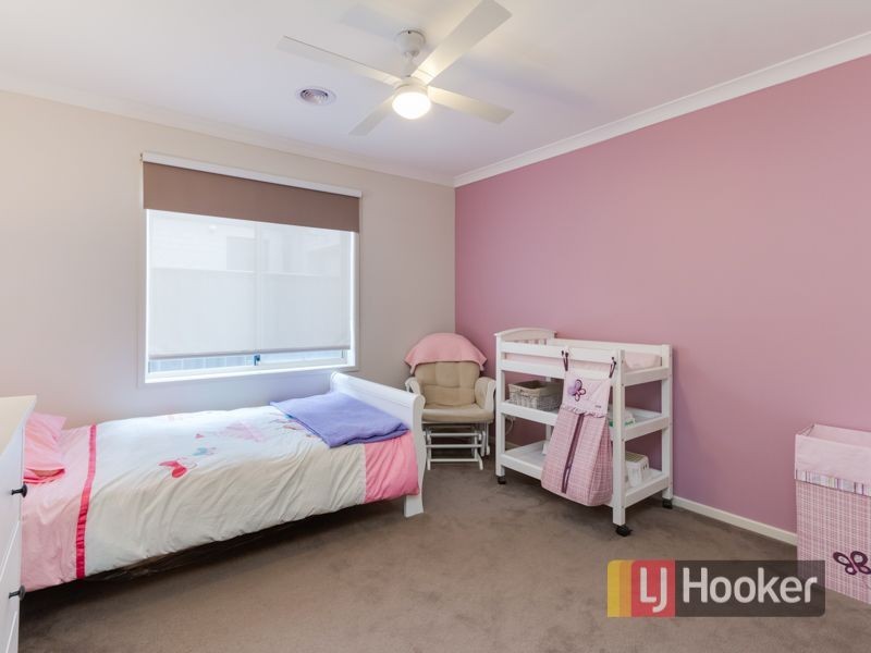 33 Falabela Road, Clyde North VIC 3978