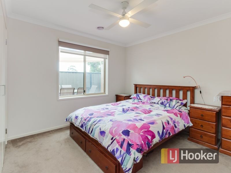 33 Falabela Road, Clyde North VIC 3978