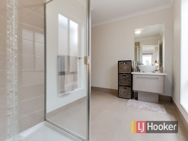 33 Falabela Road, Clyde North VIC 3978