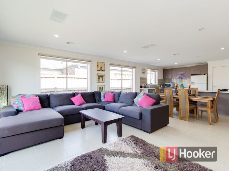 8 Olivebank Crescent, Cranbourne North VIC 3977