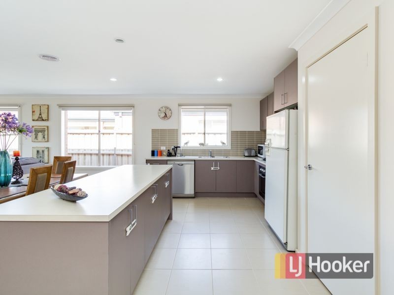 8 Olivebank Crescent, Cranbourne North VIC 3977