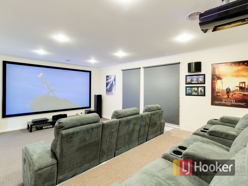 8 Olivebank Crescent, Cranbourne North VIC 3977