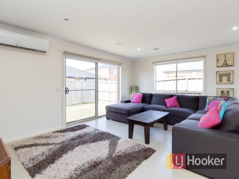 8 Olivebank Crescent, Cranbourne North VIC 3977