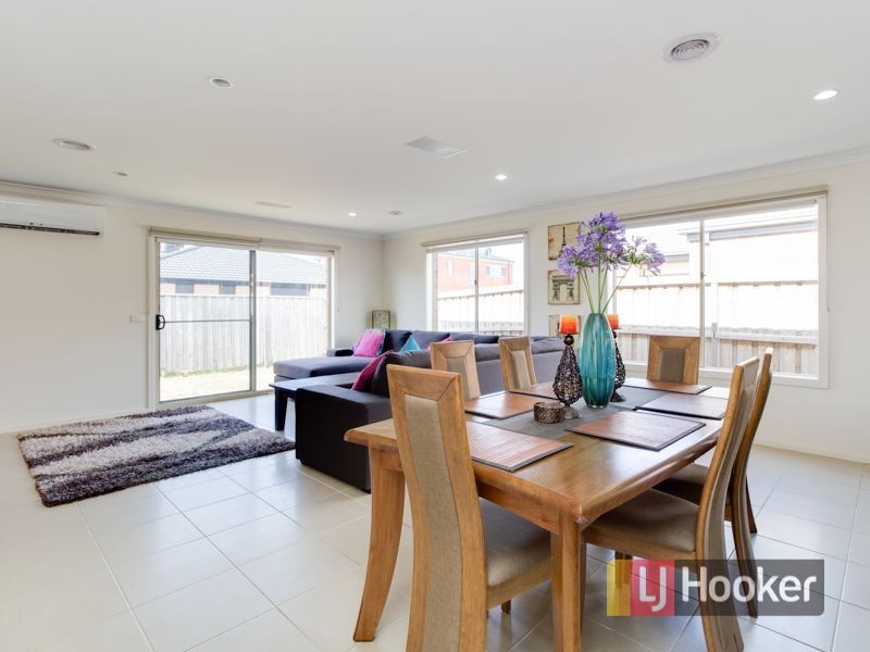 8 Olivebank Crescent, Cranbourne North VIC 3977