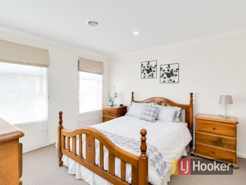 8 Olivebank Crescent, Cranbourne North VIC 3977