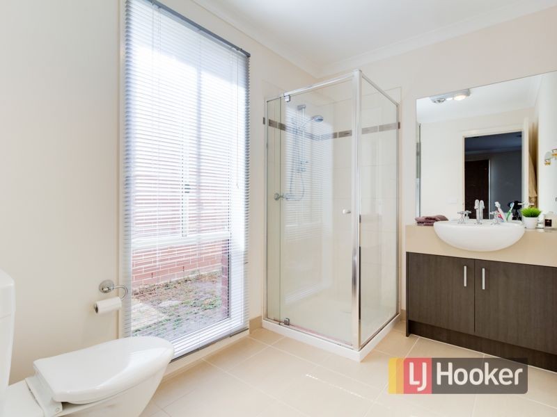 8 Olivebank Crescent, Cranbourne North VIC 3977