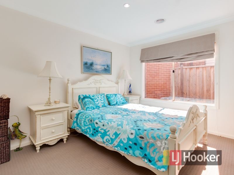 8 Olivebank Crescent, Cranbourne North VIC 3977