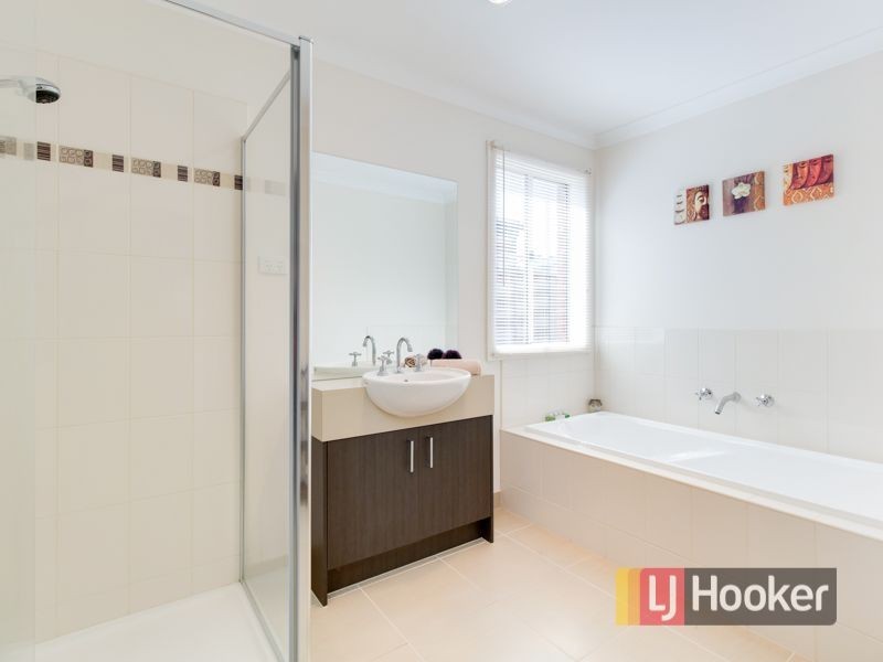 8 Olivebank Crescent, Cranbourne North VIC 3977