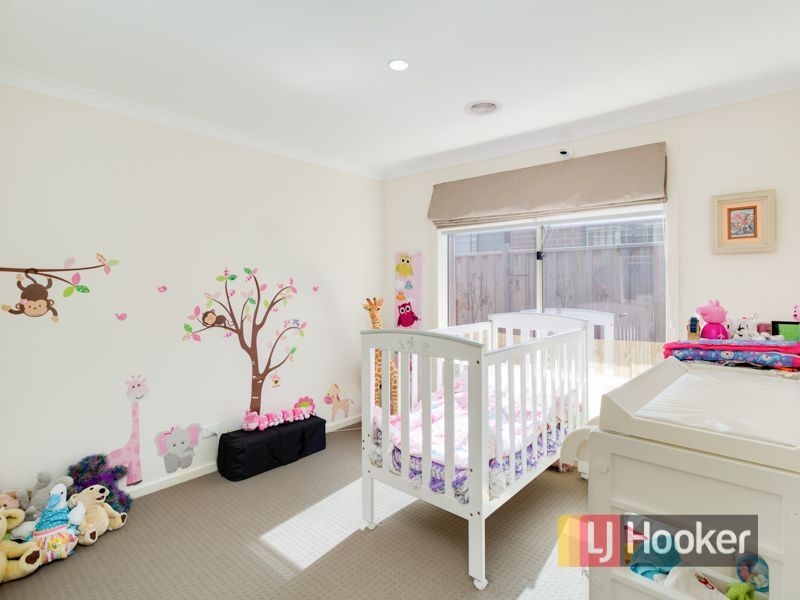 8 Olivebank Crescent, Cranbourne North VIC 3977