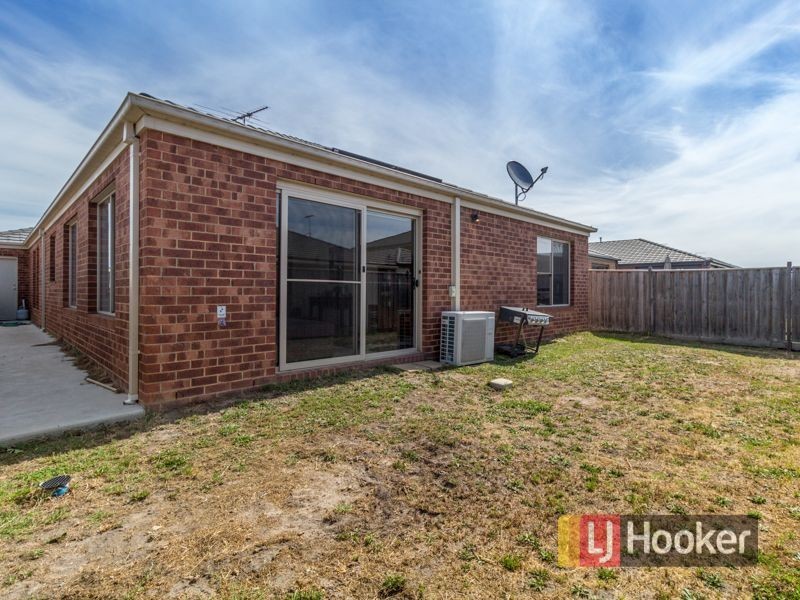 8 Olivebank Crescent, Cranbourne North VIC 3977