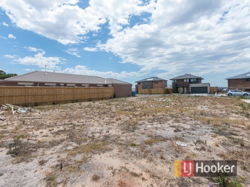 20 Royaloak Crescent, Cranbourne East VIC 3977