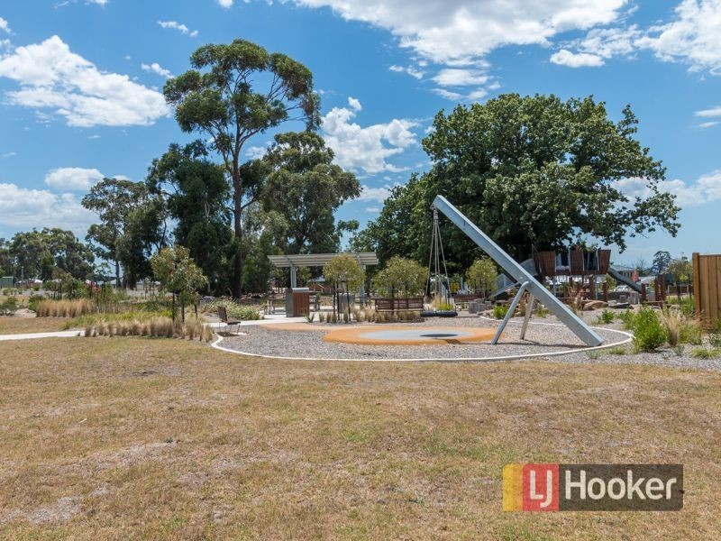 20 Royaloak Crescent, Cranbourne East VIC 3977