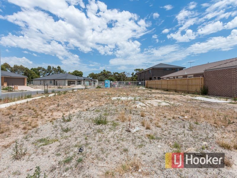 20 Royaloak Crescent, Cranbourne East VIC 3977