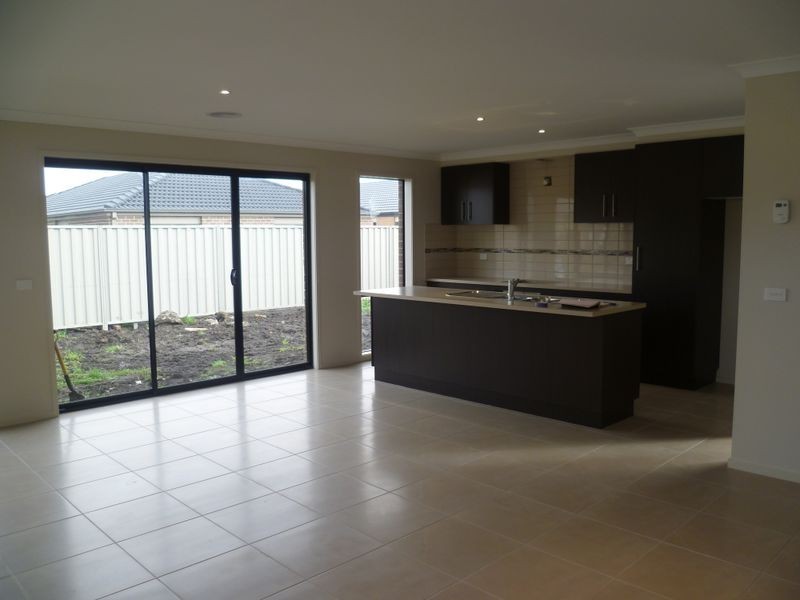10 Tattle Grove, Cranbourne VIC 3977