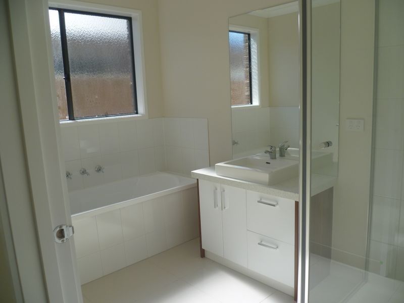 94 Mountain View Boulevard, Cranbourne VIC 3977