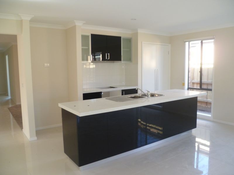 94 Mountain View Boulevard, Cranbourne VIC 3977