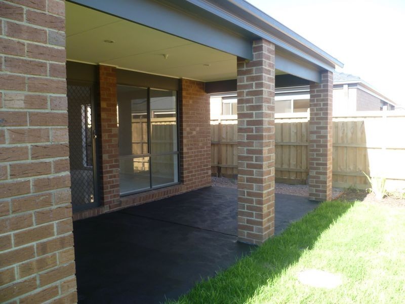 94 Mountain View Boulevard, Cranbourne VIC 3977