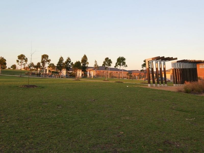 2 Belant Way, Clyde North VIC 3978