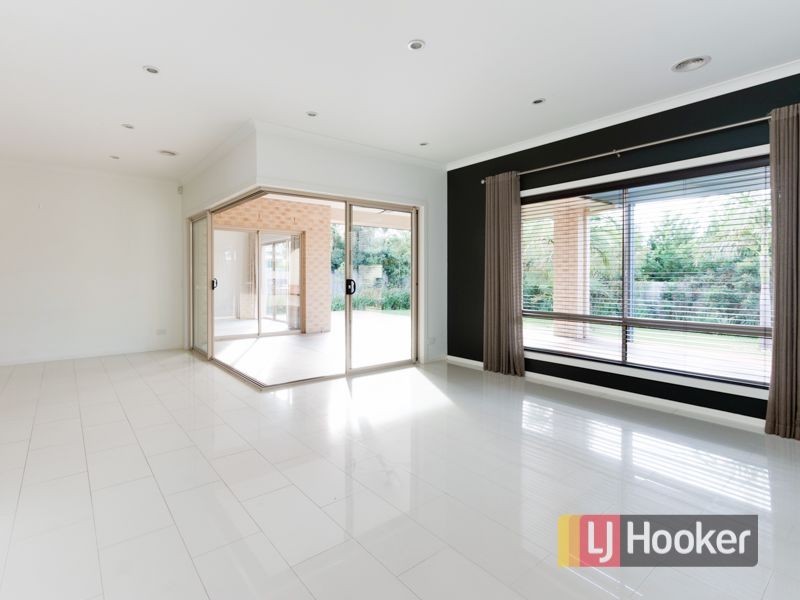 4 Sandarra Boulevard, Sandhurst VIC 3977