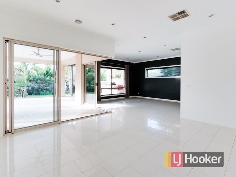 4 Sandarra Boulevard, Sandhurst VIC 3977