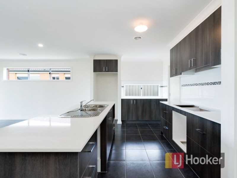 21 Spencer Circuit, Cranbourne East VIC 3977