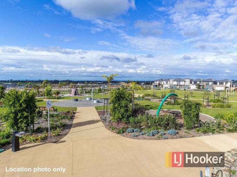 14 Ellaroo Circuit, Clyde North VIC 3978