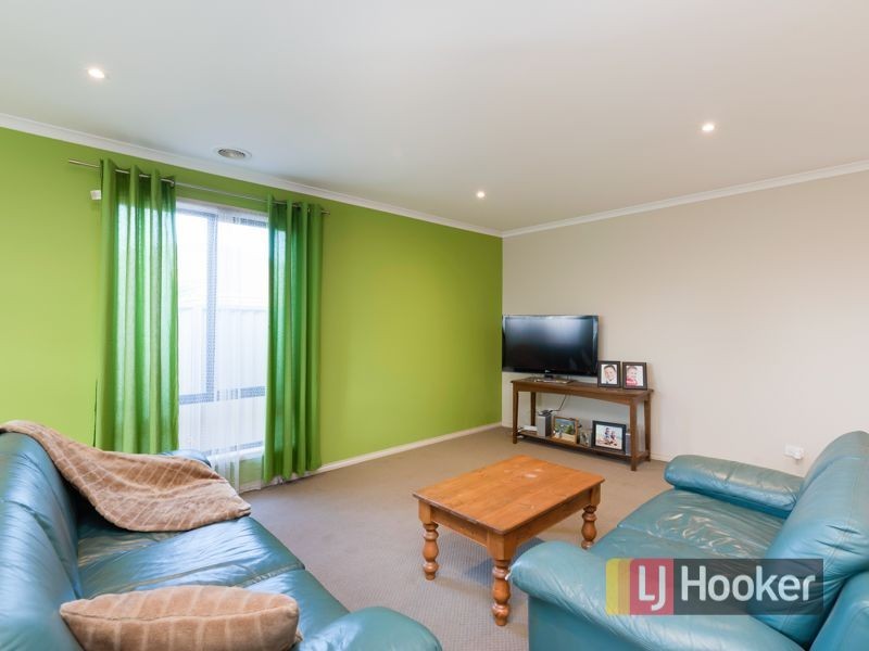 2 Saltram Court, Cranbourne East VIC 3977