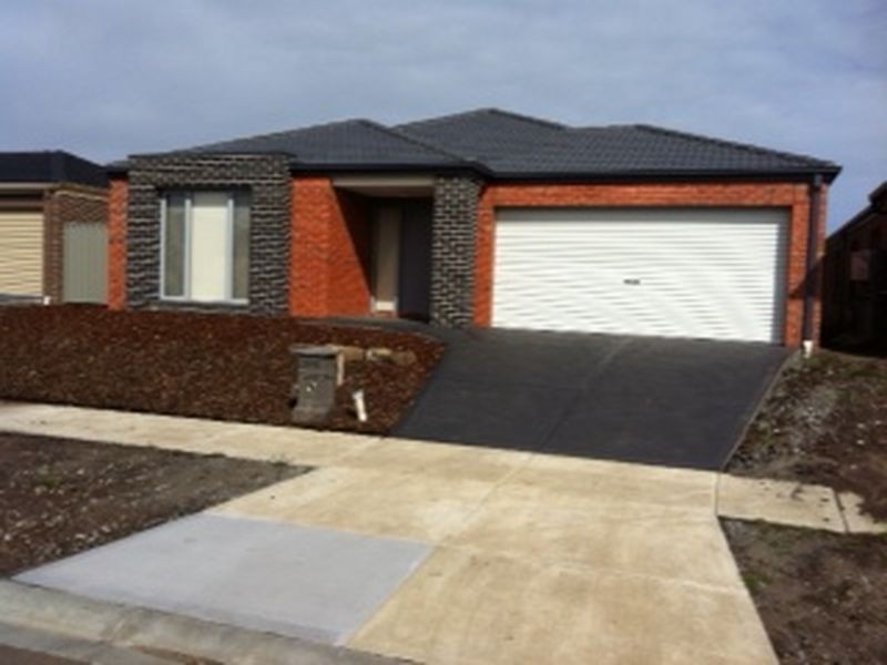 8 Tattle Grove, Cranbourne VIC 3977