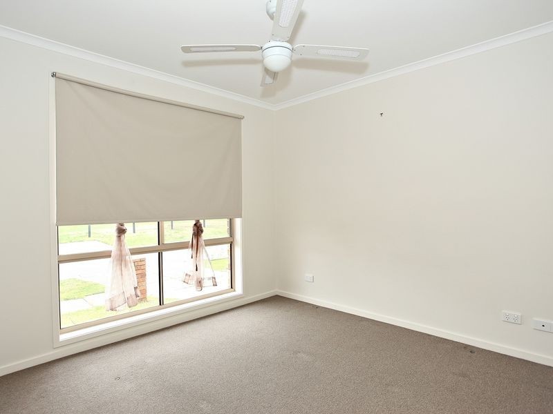 1/4 Loganberry Close, Cranbourne VIC 3977