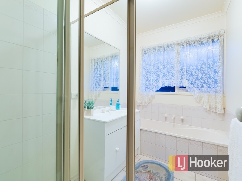 11 Andrea Crescent, Cranbourne North VIC 3977