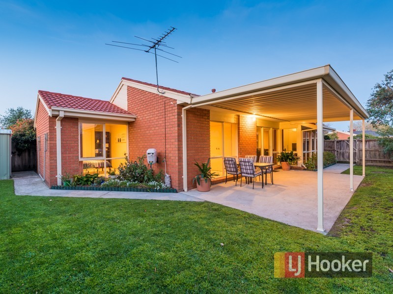 11 Andrea Crescent, Cranbourne North VIC 3977