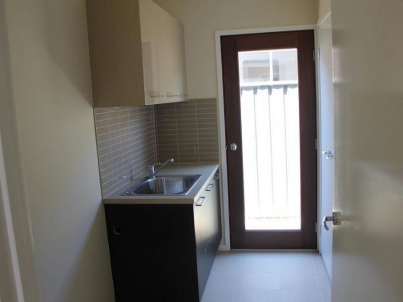 6 Mullein Bend, Cranbourne VIC 3977