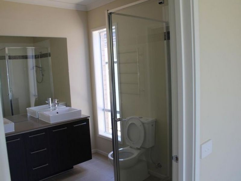 6 Mullein Bend, Cranbourne VIC 3977