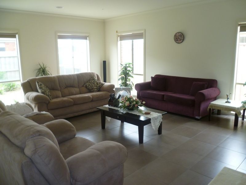 2 Speranza Place, Lynbrook VIC 3975