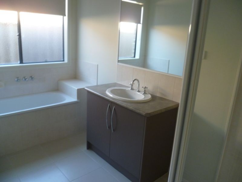 38 Algerd Way, Pakenham VIC 3810