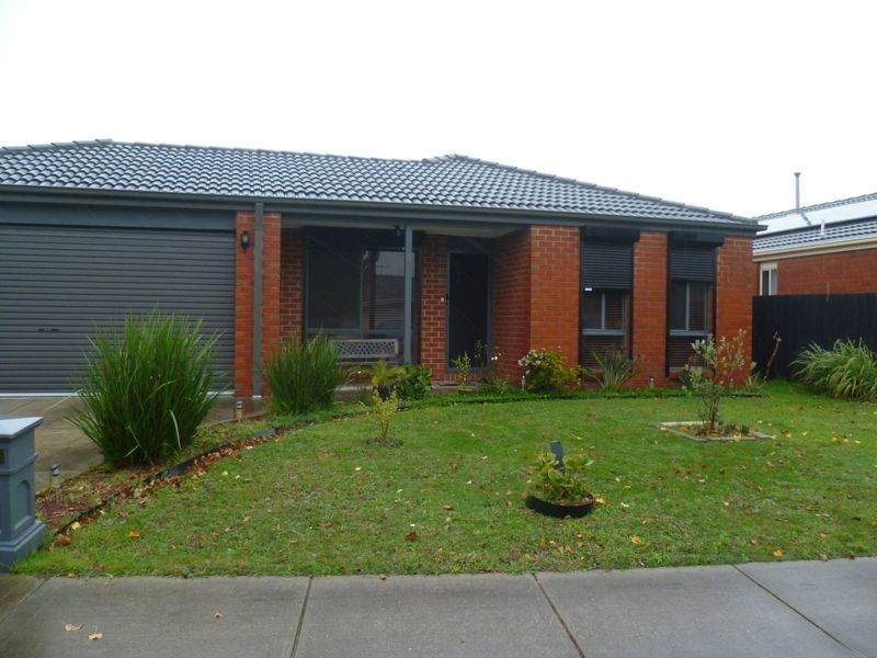 8 Glenaire Crescent, Cranbourne VIC 3977