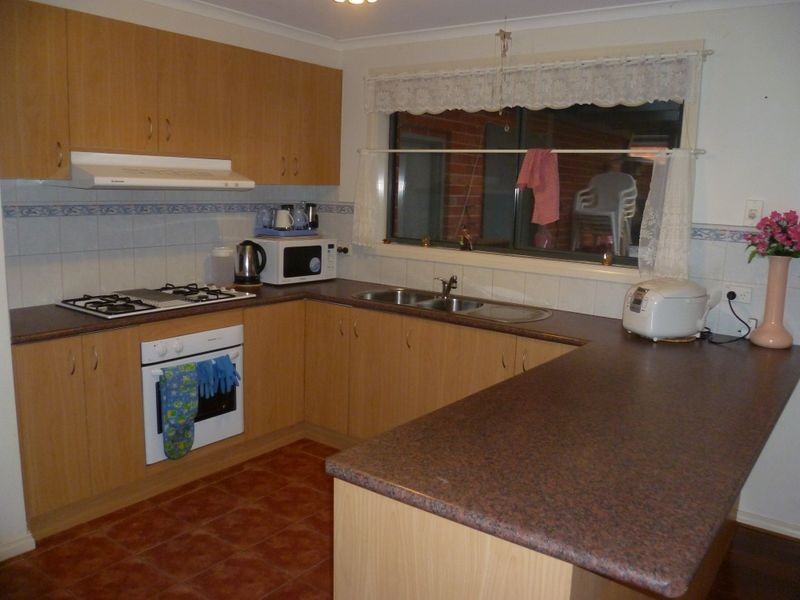 8 Glenaire Crescent, Cranbourne VIC 3977