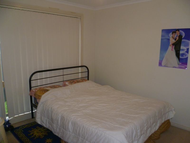 8 Glenaire Crescent, Cranbourne VIC 3977