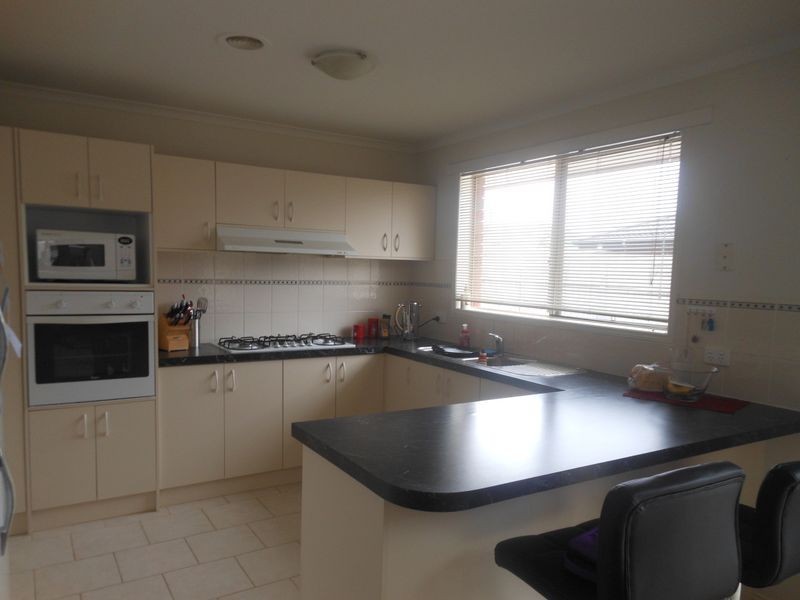 8 Chatham Close, Cranbourne VIC 3977