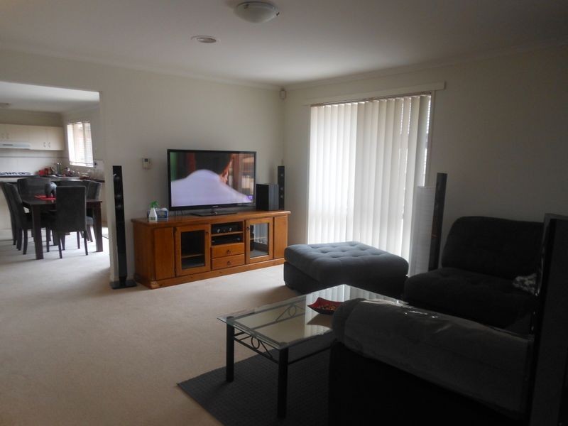8 Chatham Close, Cranbourne VIC 3977
