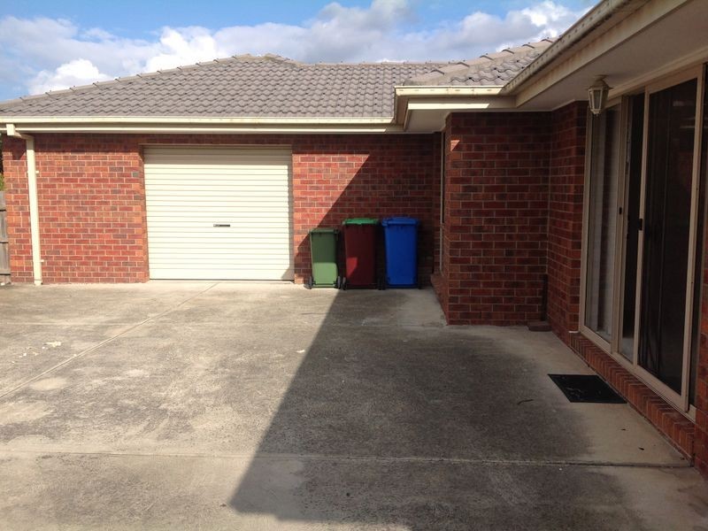 8 Chatham Close, Cranbourne VIC 3977