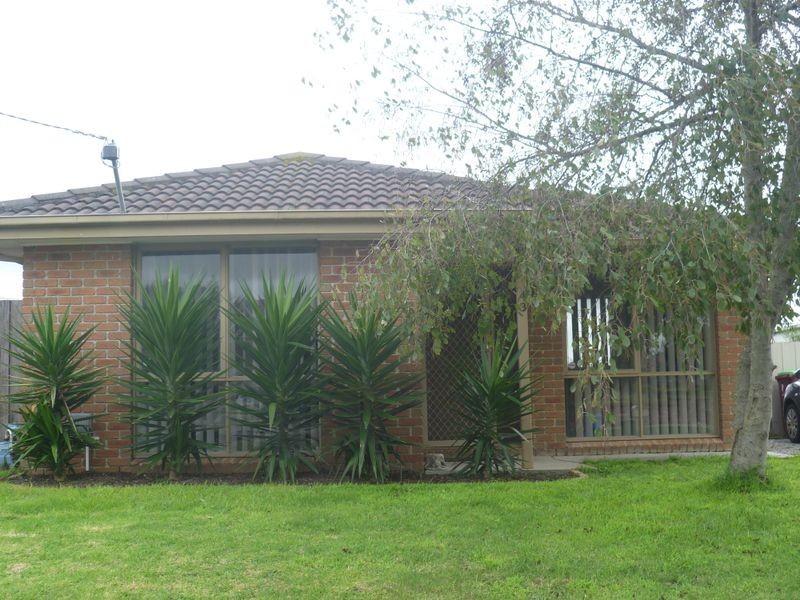 43 Bernborough Ave, Cranbourne VIC 3977