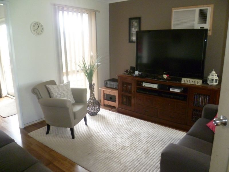 43 Bernborough Ave, Cranbourne VIC 3977