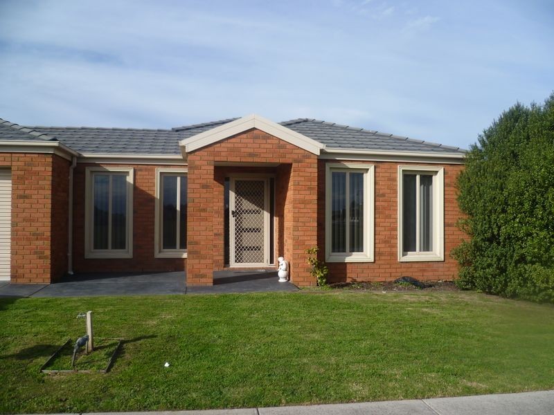 4 Kingsfield Crescent, Lynbrook VIC 3975