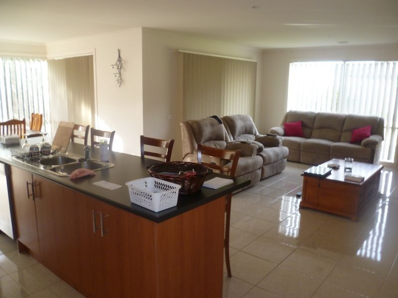 4 Kingsfield Crescent, Lynbrook VIC 3975