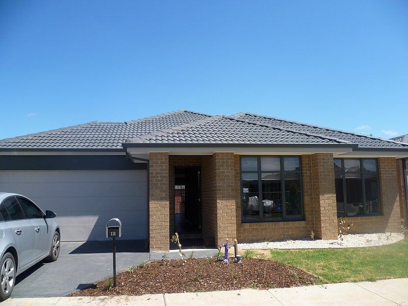 12 Paso Grove, Cranbourne VIC 3977