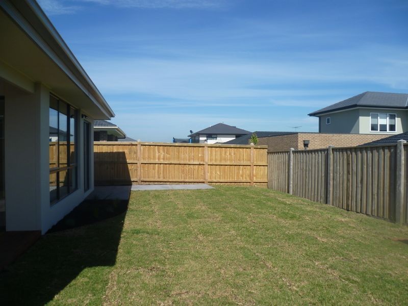 26 Knowland Grove, Cranbourne VIC 3977