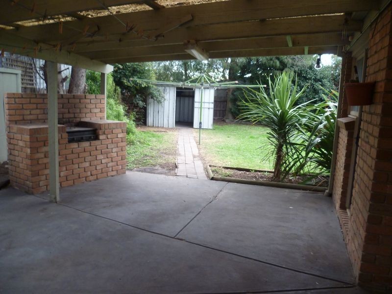 110 Lesdon Ave, Cranbourne VIC 3977
