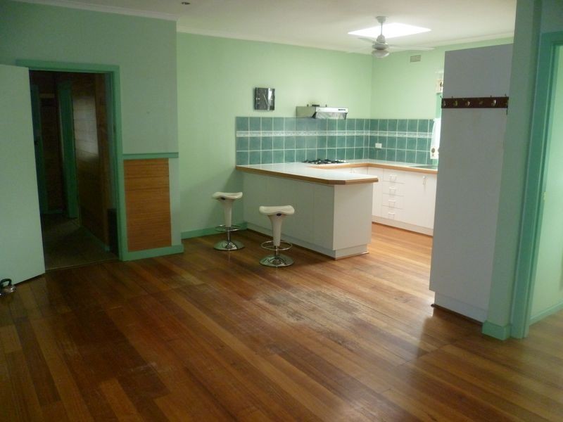 4 McLaren Avenue, Cranbourne VIC 3977